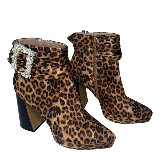 Betsey Johnson Idris Chunky Block Heel Bootie Pearl Embellished Buckle/Sash 7.5M - Picture 1 of 8